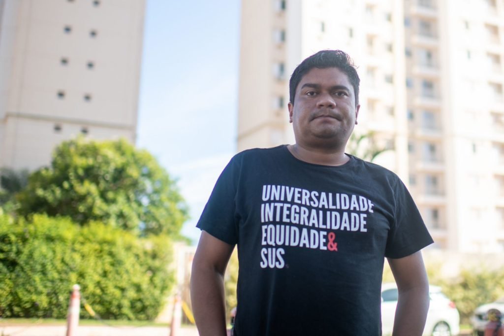 Morador de Residencial Itamaraty, em Taguatinga, prédio em que apartamento pegou fogo. Homem negro de cabelo curto, veste camisa preta e olha para frente