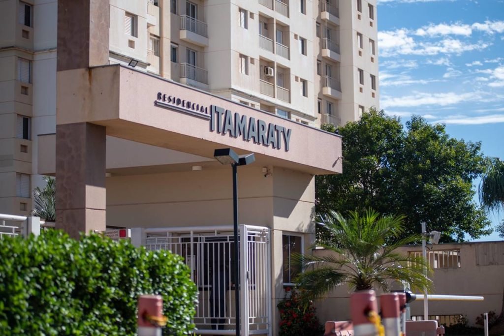 Fachada Residencial Itamaraty, em Taguatinga, prédio em que apartamento pegou fogo