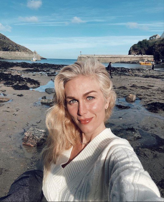 Foto colorida de Ludmila Dayer na praia - Metrópoles