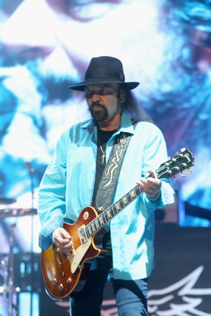 Foto colorida de Gary Rossington, guitarrista da banda Lynyrd Skynyrd