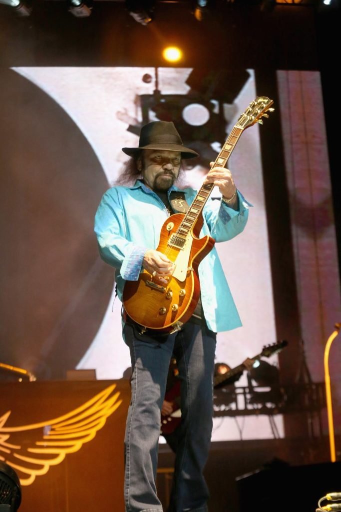 Foto colorida de Gary Rossington, guitarrista da banda Lynyrd Skynyrd