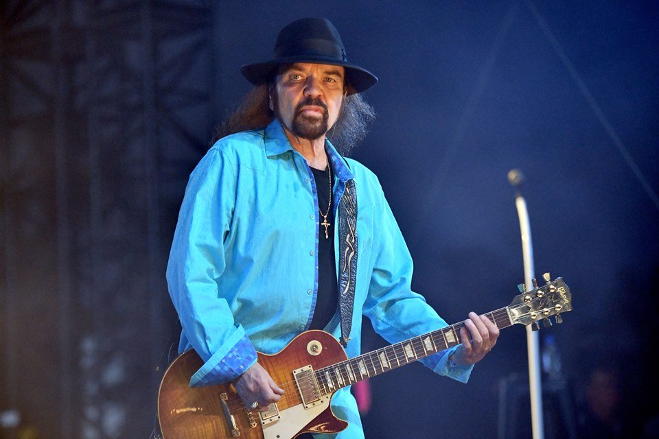 Foto colorida de Gary Rossington, guitarrista da banda Lynyrd Skynyrd