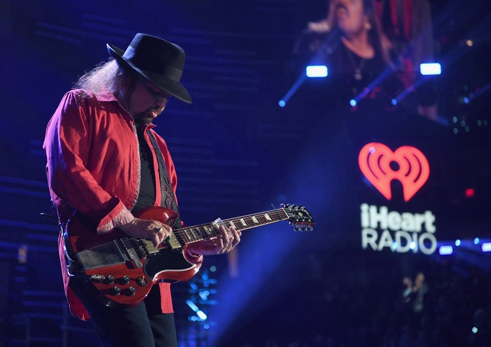 Foto colorida de Gary Rossington, guitarrista da banda Lynyrd Skynyrd
