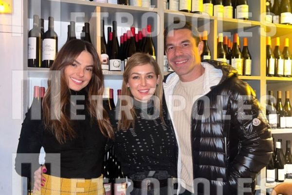 isís valverde e marcus buaiz em um restaurante em paris