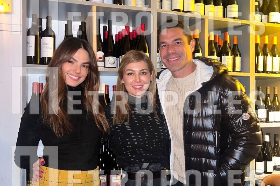 isís valverde e marcus buaiz em um restaurante em paris