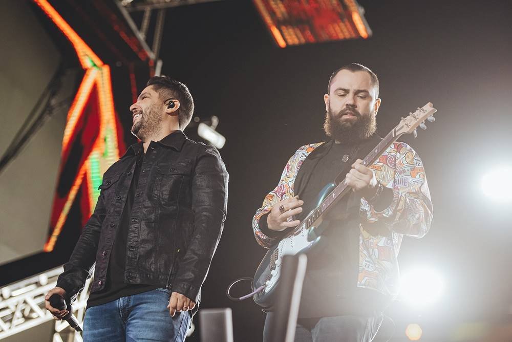Foto colorida dos cantores Jorge e Mateus no Farraial