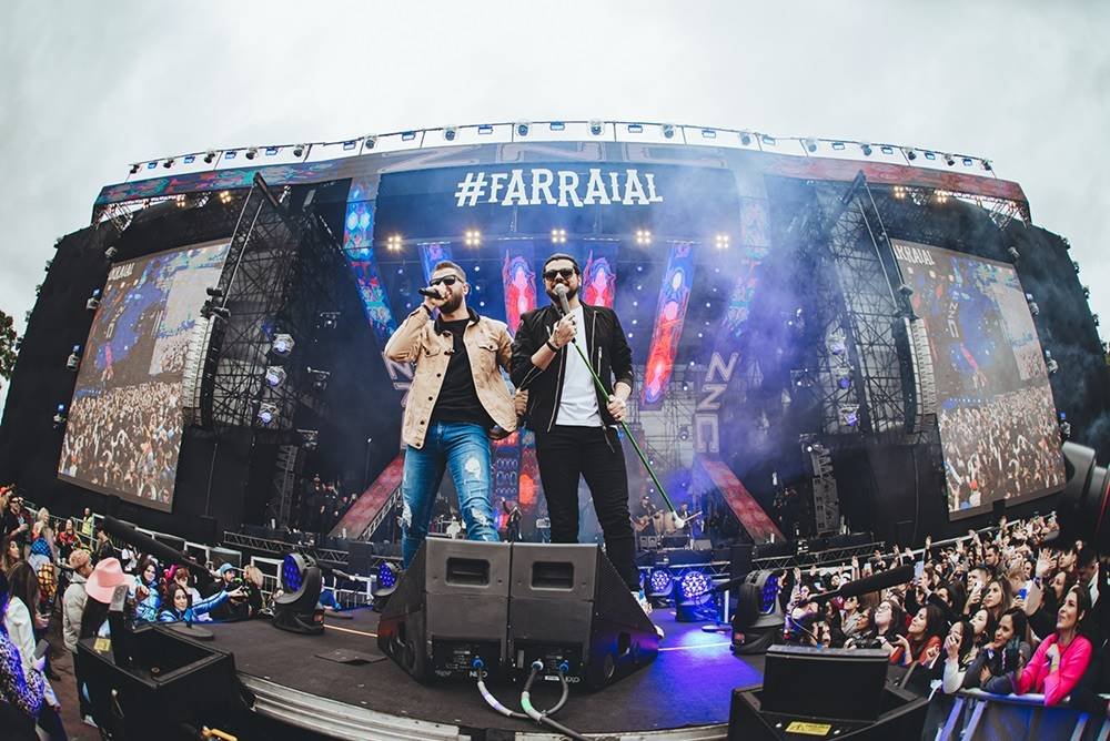 Foto colorida dos cantores Zé Neto e Cristiano no Farraial