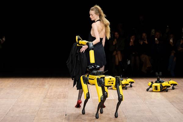 Modelo em desfile da Coperni usa vestido preto e interage com cachorro robô na passarela - Metrópoles 