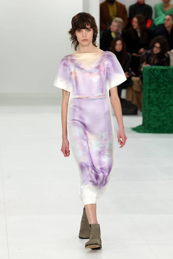 Modelo usa vestido de corte reto com estampa lilás - Metrópoles 