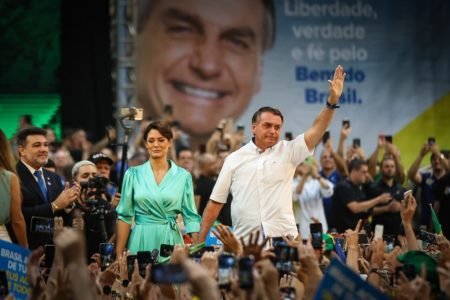 Imagem colorida de Jair Bolsonaro e Michelle Bolsonaro em evento político - metrópoles