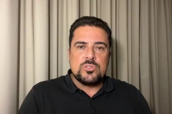 O prefeito de São Sebastião, Felipe Augusto, em live exibida no Facebook no dia 27 de setembro de 2022