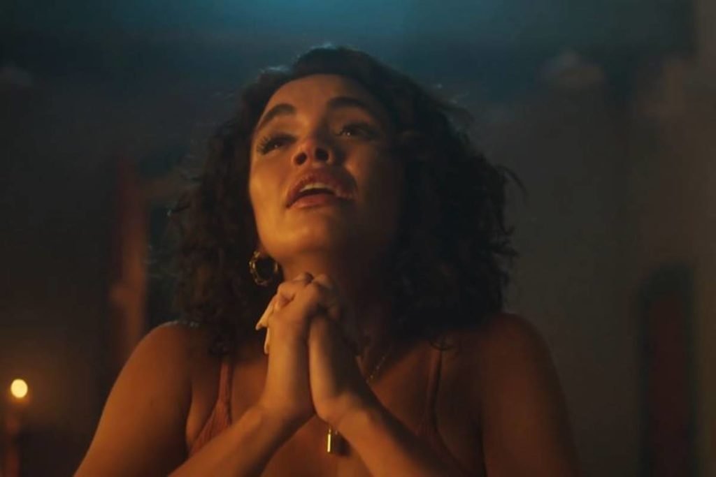 mulher fazendo oração e chorando - metrópoles