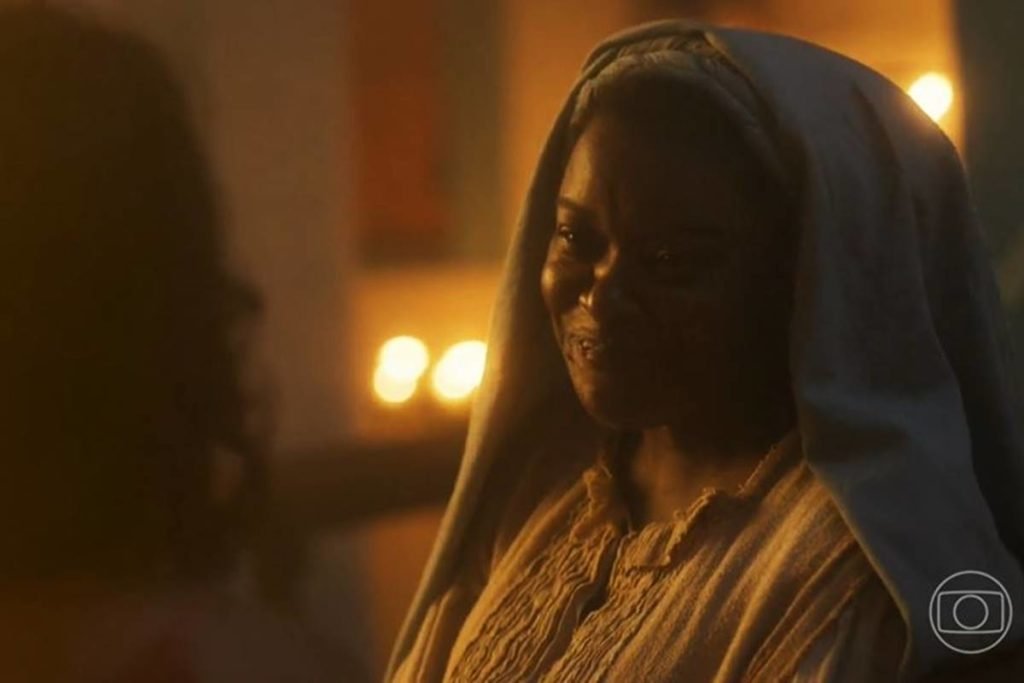 mulher vestida de virgem maria olha com compaixão - metrópoles