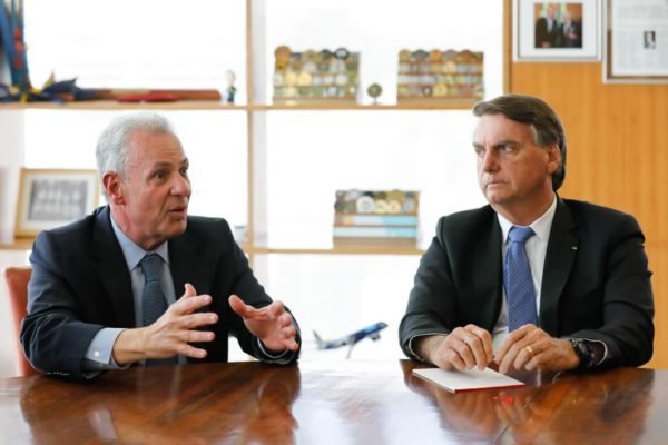 Bento Albuquerque, então ministro de Minas e Energia, em conversa com Jair Bolsonaro em abril de 2022