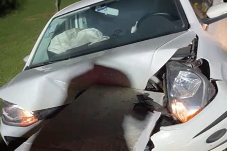 Motorista sofre acidente, quase cai em tesourinha, mas sai ileso