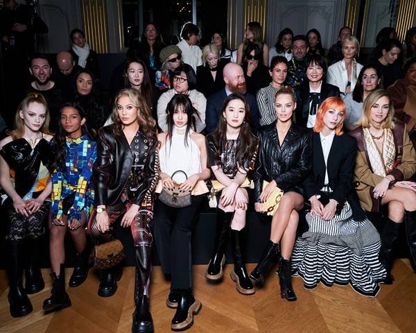 Rayssa Leal em desfile da Louis Vuitton. Ela está sentada na primeira fila ao lado de outras convidadas - Metrópoles