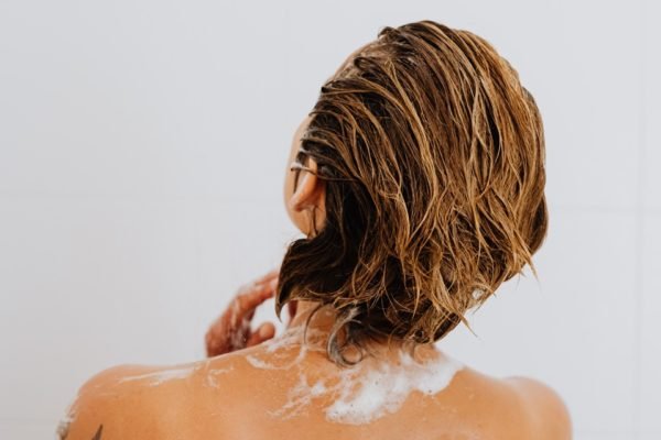 mulher lavando o cabelo - Metrópoles