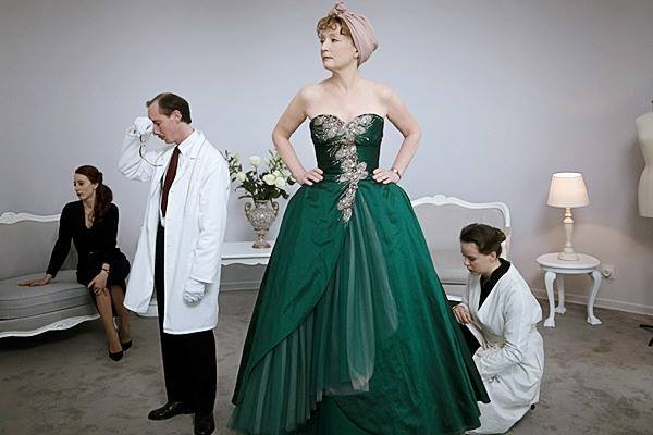 Em ateliê, mulher usa vestido verde de gala - Metrópoles