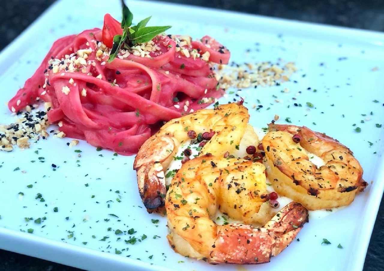 Na foto, um prato com camarões e macarrão rosa - Metrópoles
