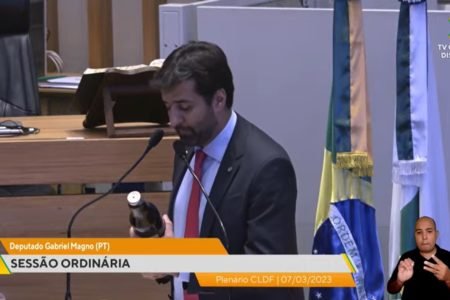 Deputado do PT faz “propaganda” de suco do MST em plenário para criticar trabalho escravo
