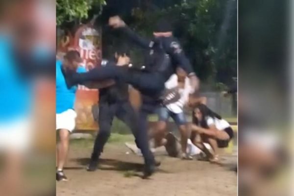 Imagem de policial chutando rosto de homem durante abordagem no Guará