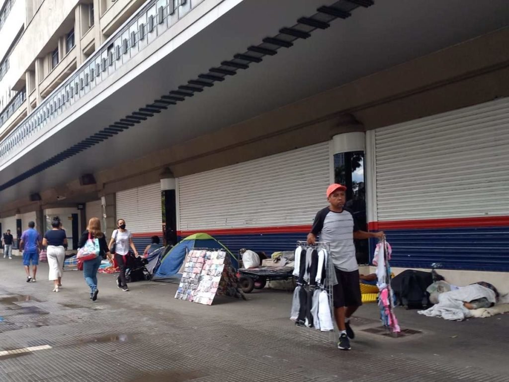 Casas Bahia fecha loja e prédio icônico vira “teto” de morador de rua