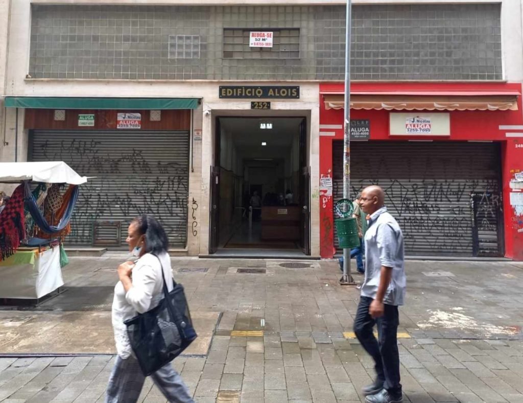 Casas Bahia fecha loja e prédio icônico vira “teto” de morador de