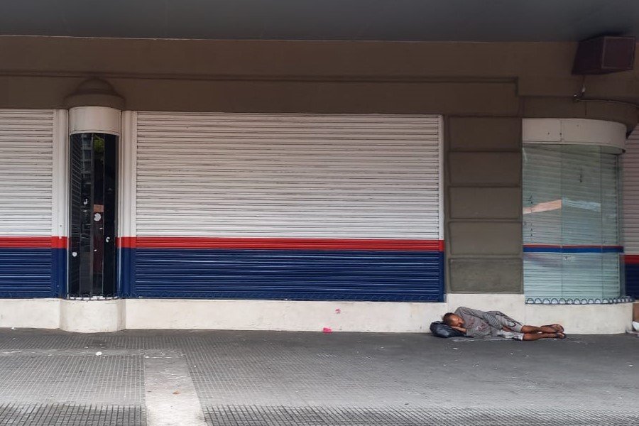 Casas Bahia fecha loja e prédio icônico vira “teto” de morador de rua