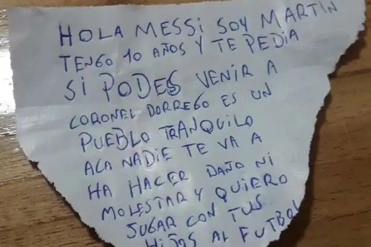 Menino de 11 anos de Campo Grande tira figurinha rara do craque argentino  Lionel Messi - Correio do Estado