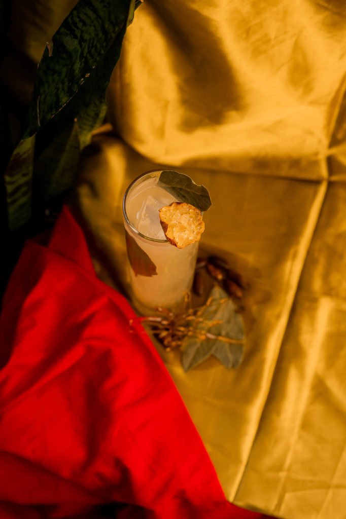 na foto, uma imagem conceitual de um drinque em fundo amarelo - Metrópoles