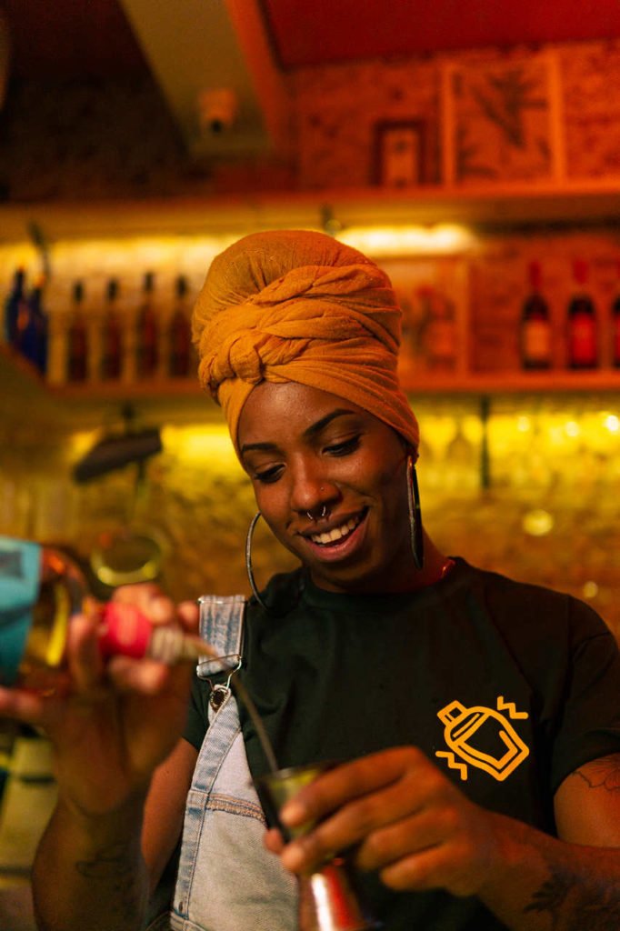 Na foto, a mixologista Ana Negra - Metrópoles