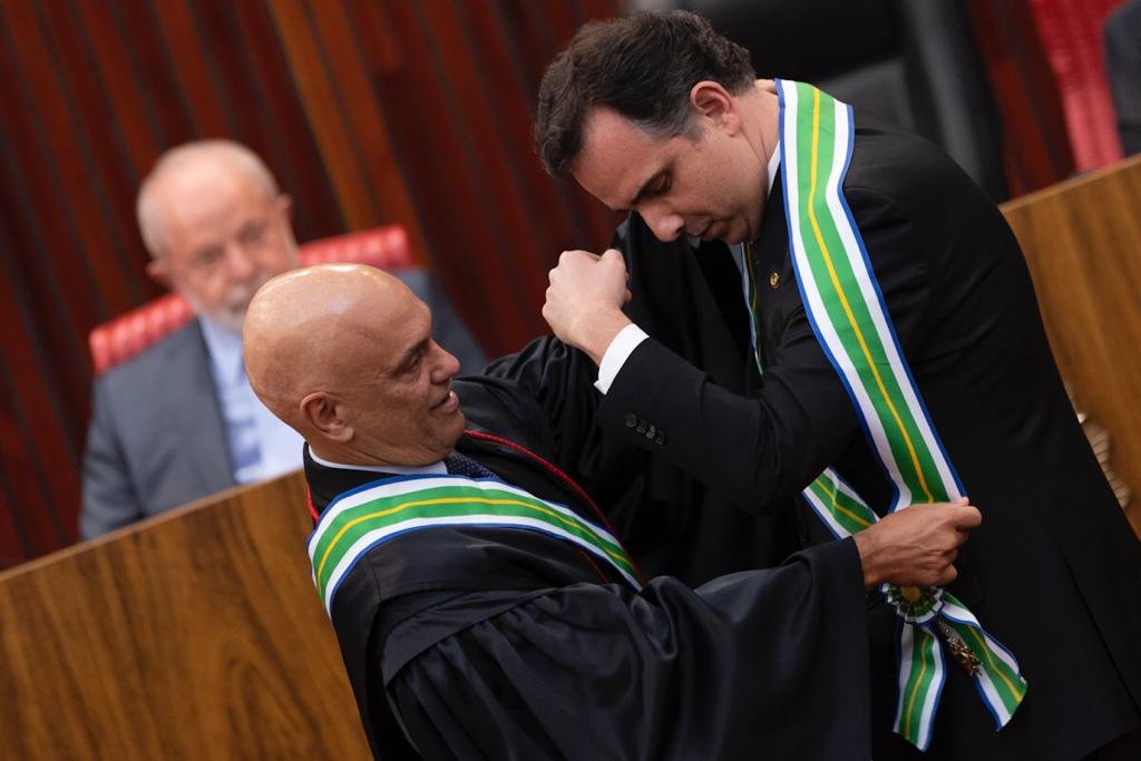 Ministro Alexandre de Moraes concede a comenda da Ordem do Mérito grau grã-cruz, do Tribunal Superior Eleitoral ao presidente do Senado Federal Rodrigo Pacheco TSE - metrópoles