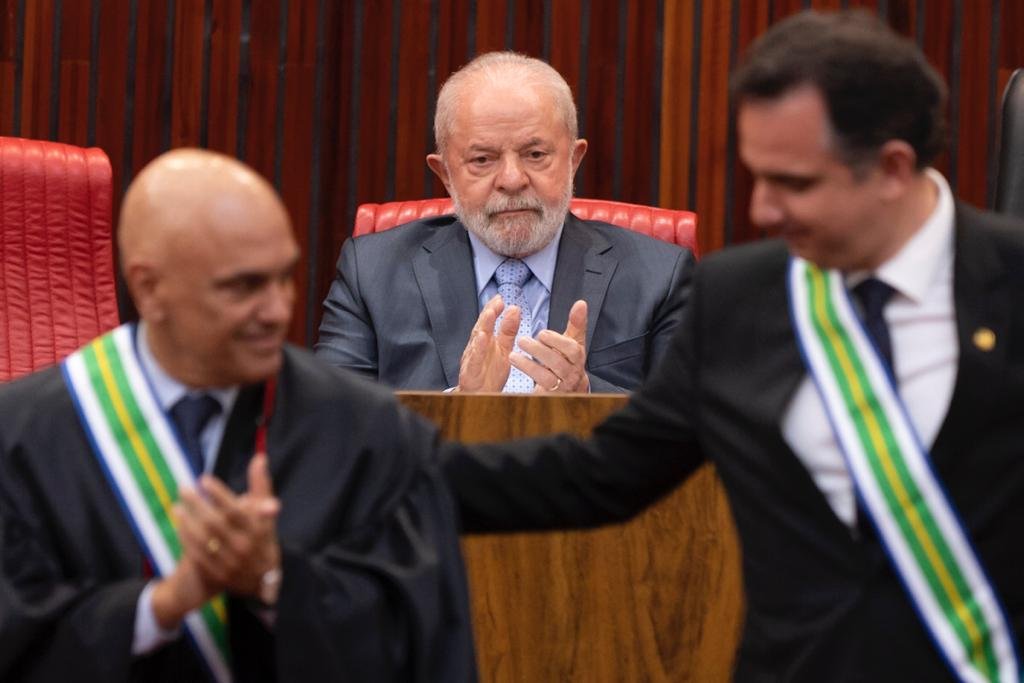 Presidente Lula observa o ministro Alexandre de Moraes centregando a comenda da Ordem do Mérito grau grã-cruz, do Tribunal Superior Eleitoral ao presidente do Senado Federal Rodrigo Pacheco TSE - Metrópoles