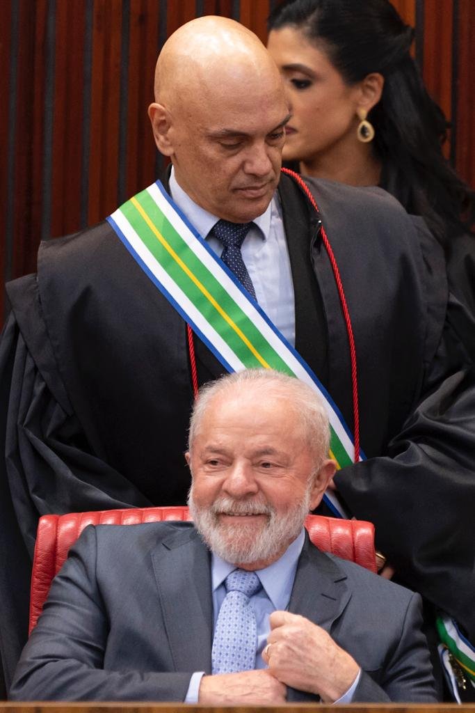 Presidente Lula observa o ministro Alexandre de Moraes centregando a comenda da Ordem do Mérito grau grã-cruz, do Tribunal Superior Eleitoral ao presidente do Senado Federal Rodrigo Pacheco TSE - Metrópoles