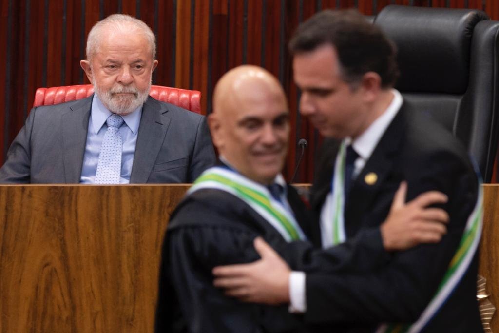 Presidente Lula observa o ministro Alexandre de Moraes centregando a comenda da Ordem do Mérito grau grã-cruz, do Tribunal Superior Eleitoral ao presidente do Senado Federal Rodrigo Pacheco TSE - Metrópoles