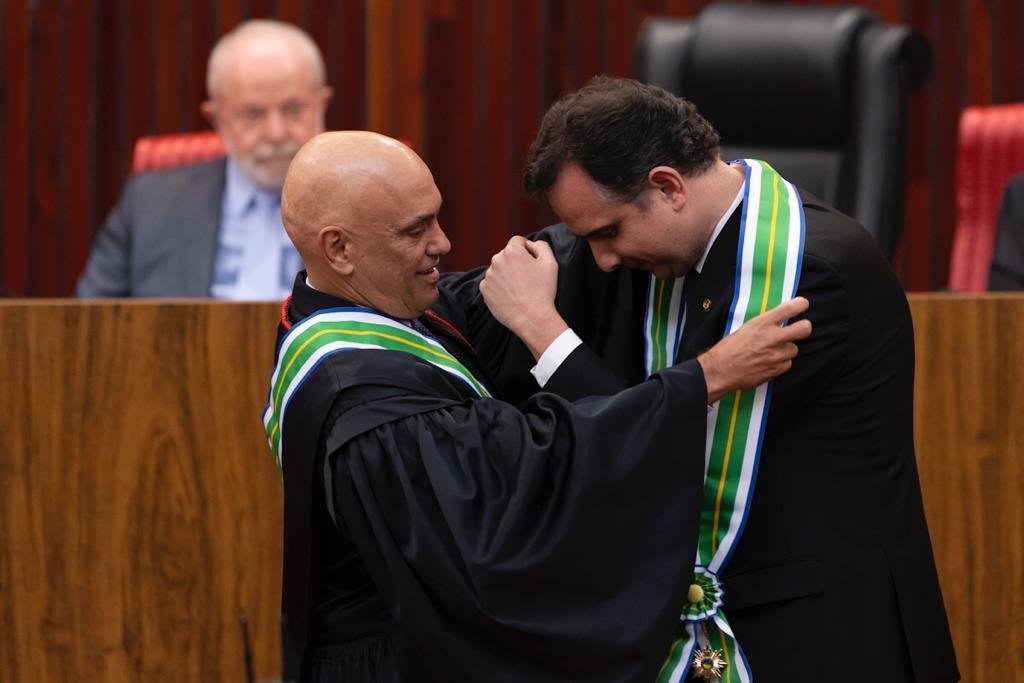Ministro Alexandre de Moraes concede a comenda da Ordem do Mérito grau grã-cruz, do Tribunal Superior Eleitoral ao presidente do Senado Federal Rodrigo Pacheco TSE - Metrópoles