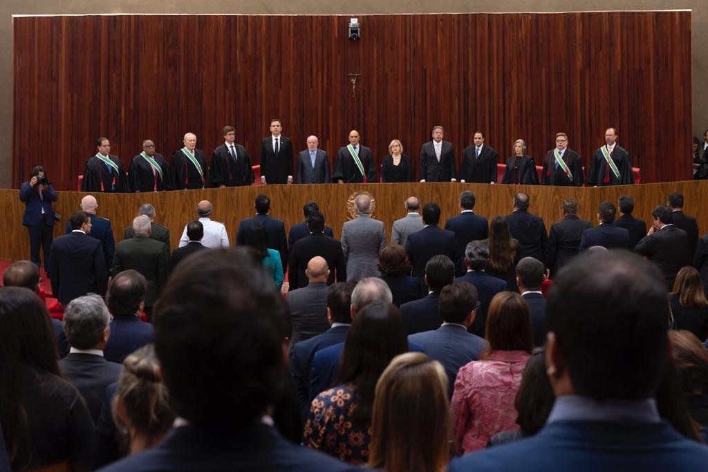 Autoridades durante o hino nacional no auditório do TSE - Metrópoles