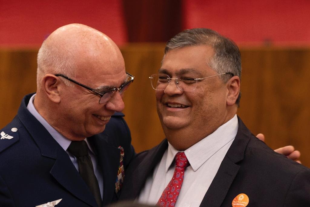 Ministro Flávio Dino ao lado do tenente-brigadeiro do ar Marcelo Kanitz Damasceno.