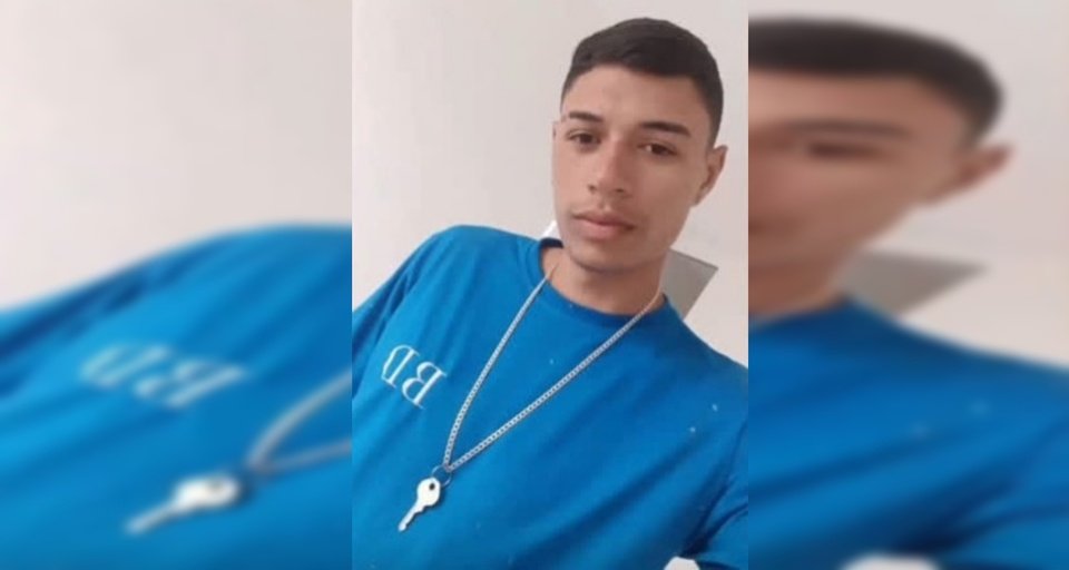 Jovem de camiseta azul