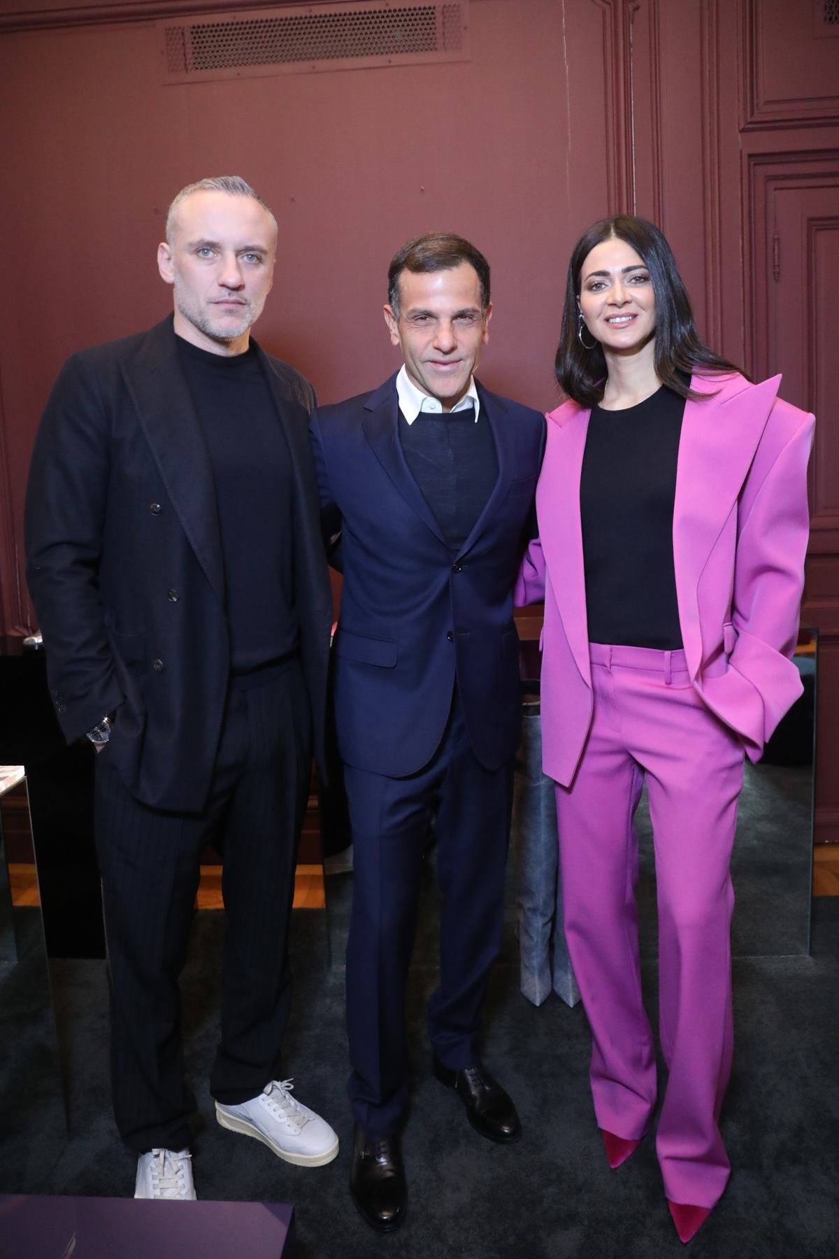 Os empresários Massimo Baltimora, Alexandre Birman e Annamaria Brivio do grupo Arezzo&Co. Os três são brancos e de meia idade e usam roupas formais. - Metrópoles
