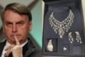 Imagem colorida mostra Bolsonaro e joias - Metrópoles