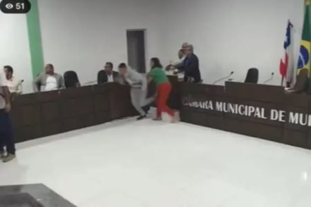 Foto colorida de uma confusão no plenário de Muritiba (BA) - Metrópoles