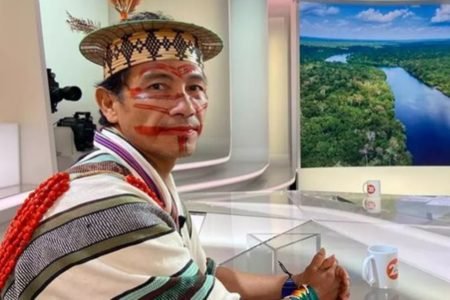 Foto colorida do líder indígena Benki Piyãko - Metrópoles