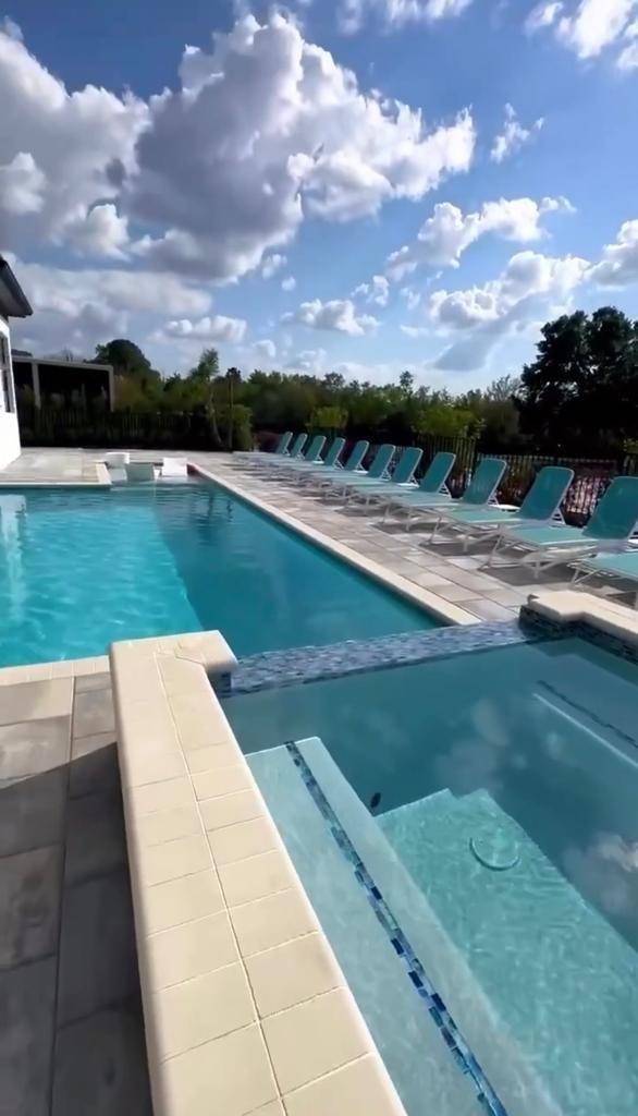 Print de vídeo que mostra casa de temporada em Orlando, nos Estados Unidos