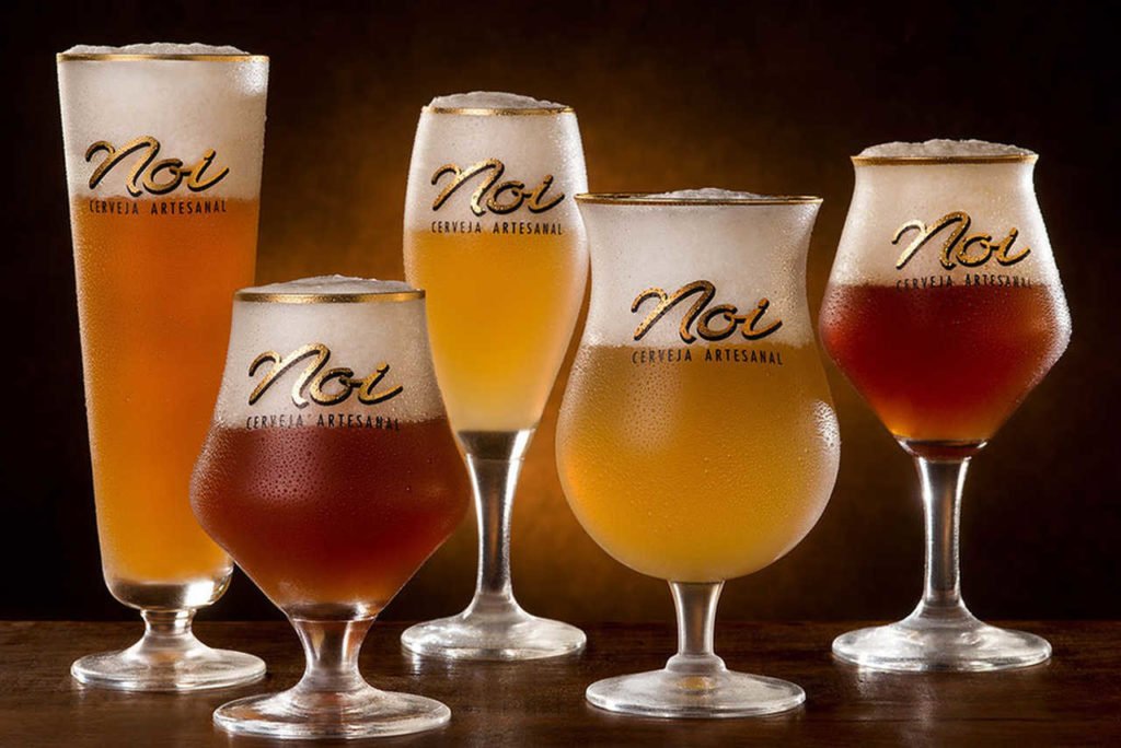 Na foto, taças com cerveja da cervejaria Noi - Metrópoles