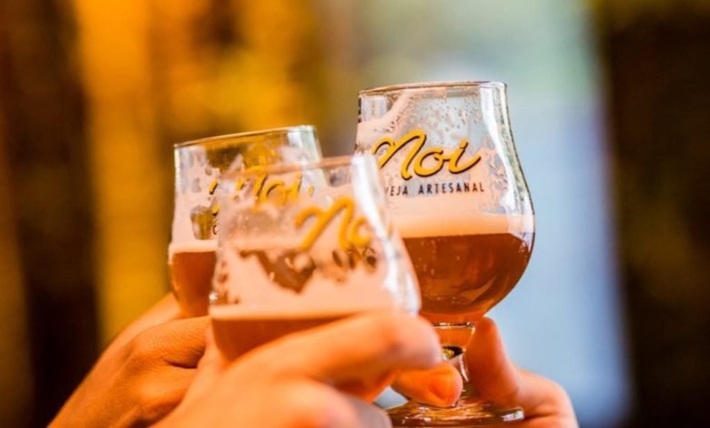 Na foto, taças com cerveja da cervejaria Noi - Metrópoles