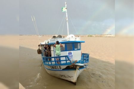Foto colorida do barco Sinuelo, utilizado para o monitoramento de tubarões em Pernambuco - Metrópoles