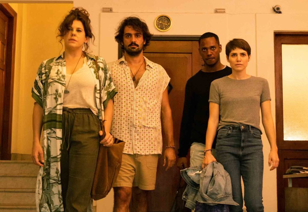 Bárbara Paz, Túlio Starling, Dan Ferreira e Letícia Colin no filme A Porta ao Lado