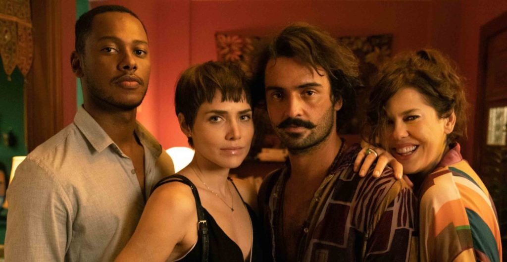 Dan Ferreira, Letícia Colin, Túlio Starling e Bárbara Paz no filme A Porta ao Lado