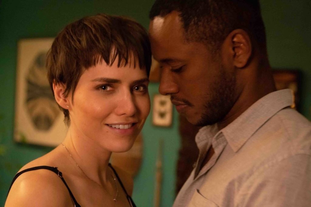 Letícia Colin e Dan Ferreira no filme A Porta ao Lado